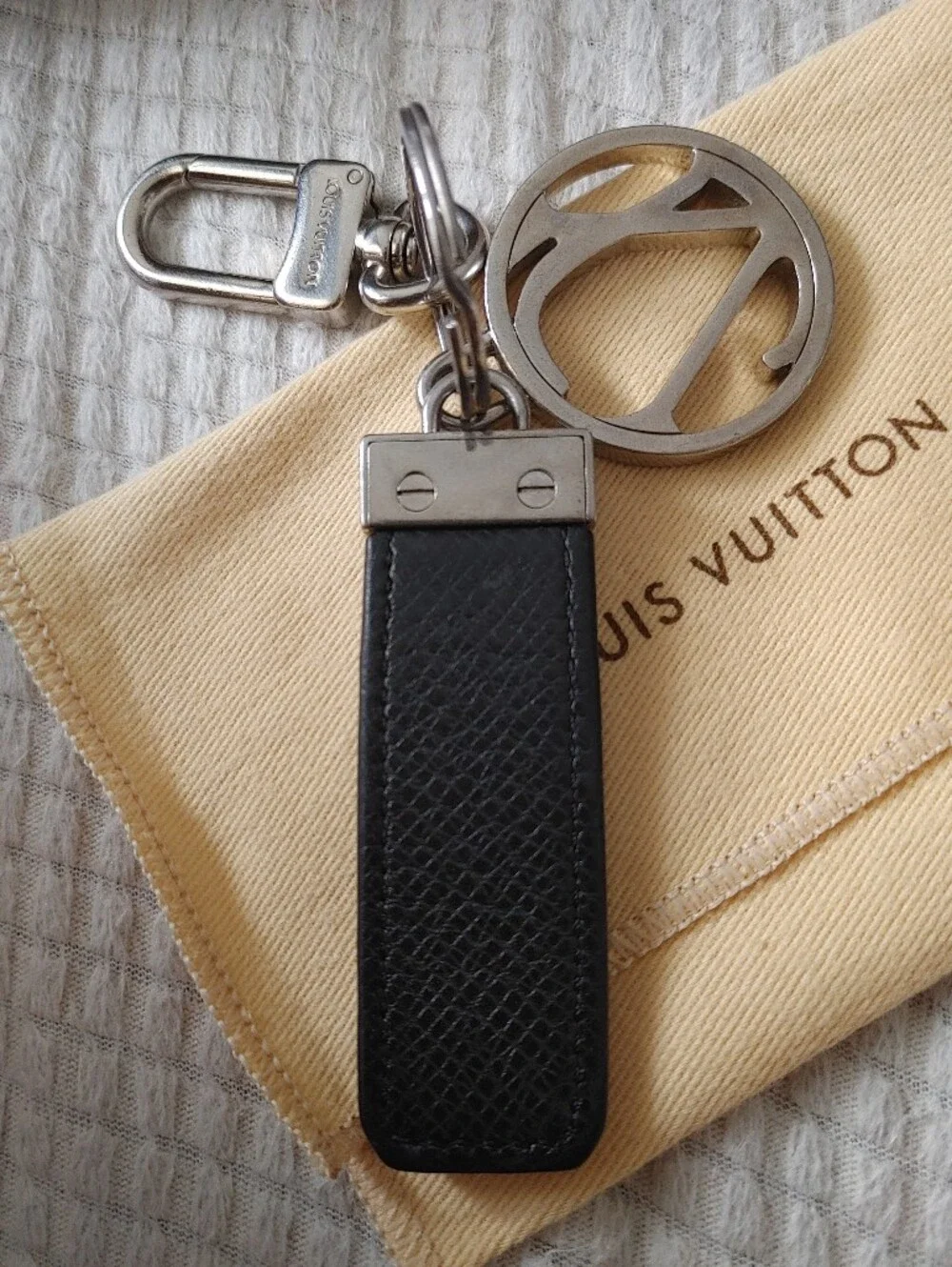 Louis Vuitton 2010 Taiga Leather Neo Club Key Holder - Picture 3 of 15